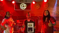 Hendra Ang U9 saat menggandeng seniman Nur Bayan untuk lagu "Milih Dalan Liyene". (LUV Over Kreasi)