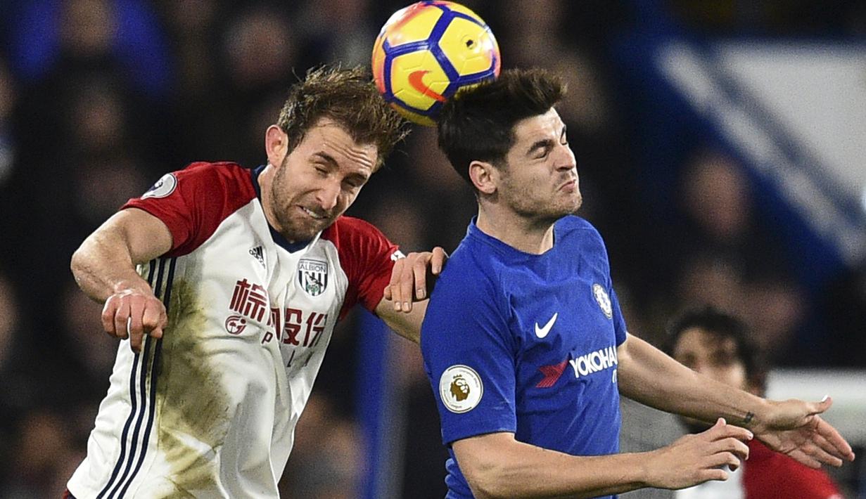 Duel pemain West Bromwich, Craig Dawson (kiri) dan pemain Chelsea, Alvaro Morata pada lanjutan Premier League di Stamford Bridge stadium, London, (12/2/2018). Chelsea menang 3-0. (AFP/Glyn Kirk)