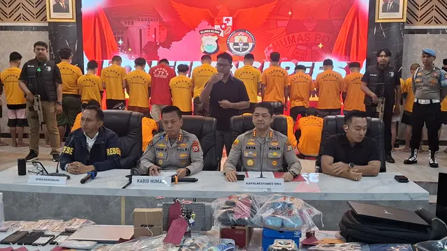 Tim gabungan dari Polda Sulsel dan Polrestabes Makassar mengungkap tersangka kerusuhan demo di Kota Makassar.
