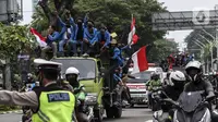 Mahasiswa menaiki truk saat konvoi menuju Gedung DPR/MPR, Jakarta, Kamis (8/10/2020). Mahasiswa ini rencananya akan menggelar aksi menolak UU Cipta Kerja. (Liputan6.com/Johan Tallo)