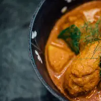 Menu lebaran sangat identik dengan lemak tinggi yang bisa berakibat kolesterol tinggi. (unsplash.com/@chuttersnap)