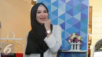 Delia Septianti berpose seusai mengisi acara di kawasan Gandaria, Jakarta, Rabu (21/09/2016). (Liputan6.com/Herman Zakharia)