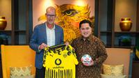 CEO Borussia Dortmund, Carsten Cramer, saat melakukan pertemuan dengan Ketua PSSI, Erick Thohir, pada September lalu. (dok. Instagram Erick Thohir)