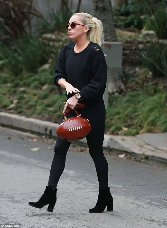 Penampilan Lady Gaga tetap terlihat beda dan unik, ketika memakai tas baseball. (sumber foto: Daily Mail/Pinterest)