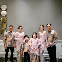 Sementara itu keluarga Anang Ashanty mengenakan kebaya warna pink selaras dengan kemeja dan rok batik nuansa peach-grey. [@deafebrindagallery].