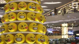 Pohon Natal dengan konsep Joypixels Emoji menghiasi atrium Lippo Mall Kemang,  Jakarta Sabtu (14/12/2019). Pohon yang terdiri atas 200 Joypixels Emoji mengajak keluarga merasakan pengalaman pada liburan natal dan tahun baru. (Liputan6.com/Fery Pradolo)