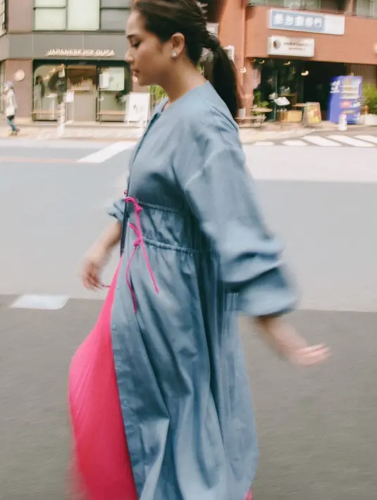 <p>Tersedia 20 macam produk busana yang dapat dipadankan dengan beragam cara. Cocok untuk dikenakan sehari-hari dalam berbagai acara. [Foto dok: IKYK X NAGITASLAVINA.]</p>