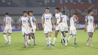 Para pemain PSIS Semarang terlihat lesu setelah takluk dari Persija Jakarta dalam lanjutan BRI Liga 1 2024/2025 di Stadion Indomilk Arena, Tangerang, Rabu (5/3/2025) malam WIB. (Bola.com/M. Iqbal Ichsan)