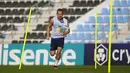 Penyerang Inggris Harry Kane mengikuti latihan selama sesi latihan resmi timnas di Al Wakrah Sports Complex, di Al Wakrah, Qatar, Rabu (7/12/2022). Laga Inggris vs Prancis di perempat final Piala Dunia 2022 akan dimainkan pada Minggu (11/12/2022) pukul 02.00 dini hari WIB. (AP Photo/Abbie Parr)