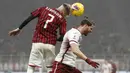 Gelandang AC Milan, Samu Castillejo berebut bola udara dengan bek Torino, Cristian Ansaldi pada pertandingan lanjutan Liga Serie A Italia di stadion San Siro, di Milan, Italia, (18/2/2020). Milan menang tipis atas Torino 1-0. (AP Photo/Antonio Calanni)