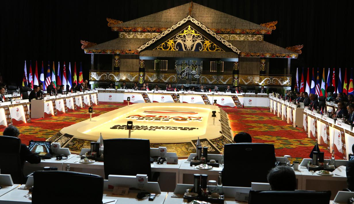 Para menteri keuangan dan delegasi menghadiri sidang paripurna ASEAN Finance Ministers and Central Bank Governors Meeting (AFMGM) 2023 di Nusa Dua, Bali, Indonesia, Jumat (31/3/2023). Menteri Keuangan Sri Mulyani dan Gubernur Bank Indonesia (BI) Perry Warjiyo secara resmi membuka AFMGM 2023. (AP Photo/Firdia Lisnawati)