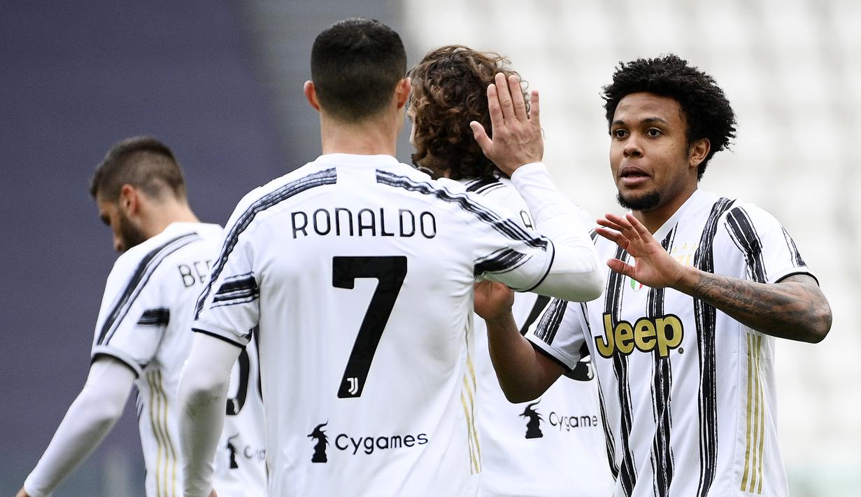 Gelandang Juventus, Weston McKennie (kanan) bersama Cristiano Ronaldo merayakan gol ketiga Juventus yang dicetaknya ke gawang Genoa dalam laga lanjutan Liga Italia 2020/2021 pekan ke-30 di Allianz Stadium, Turin, Minggu (11/4/2021). Juventus menang 3-1 atas Genoa. (LaPresse via AP/Marco Alpozzi)