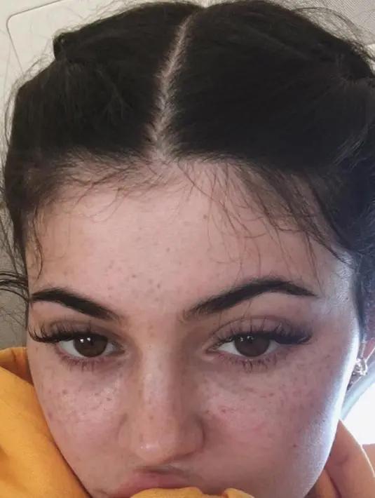 Lagi-lagi Kylie Jenner memamerkan freckless di wajahnya nih! Jadi, apakah Kylie masih tetap cantik meski tanpa makeup? (instagram/KylieJenner)