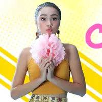 HL Celeb Bio Caitlin Halderman (Wardrobe : @raegitazoro_collection Make up : @gearejeki Earrings : @_sits @nirawatro Stylist : Indah Wulansari | Foto: Bambang E Ros, Desain: Nurman Abdul Hakim/Bintang.com)