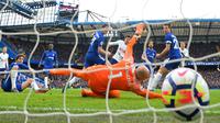 Gawang kiper Chelsea Willy Caballero berhasil dibobol oleh gelandang Tottenham Hotspur Dele Alli saat pertandingan Liga Inggris di Stamford Bridge, London (4/1). Tottenham Hotspur menang 3-1 atas Chelsea. (AFP Photo/Glyn Kirk)