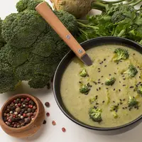 Menu sup brokoli almond kaya dengan sumber nutrisi, seperti antioksidan, serat, vitamin, dan mineral yang baik bagi kesehatan tubuh. (Foto/dok: Freepik)