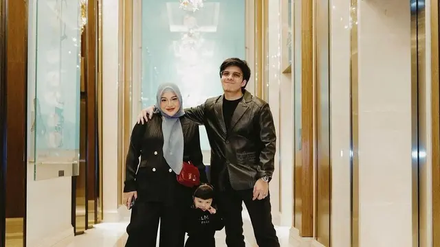 Atta Halilintar menggelar acara ulang tahun yang ke- 29 dengan tema monokrom bersama keluarga besar