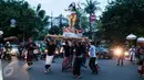 Umat Hindu mengarak Ogoh-ogoh di Jalan Tanah Abang, Jakarta, Senin (27/3). Umat Hindu akan merayakan hari raya Nyepi Tahun Baru Saka 1939 yang jatuh pada tanggal 28 Maret 2017. (Liputan6.com/Gempur M. Surya)