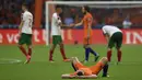 Penyerang Belanda, Vincent Janssen menikmati kemenangan atas Bulgaria di atas dengan berbaring di atas rumput pada laga grup A kualifikasi Piala Dunia 2018 di Amsterdam, (3/9/2017). Belanda menang 3-1. (AFP/John Thys)