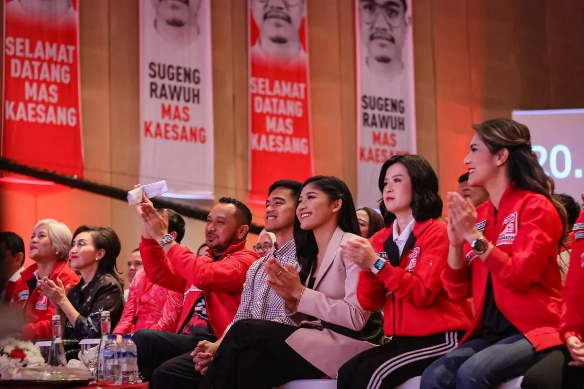 Dukung Kaesang Jadi Ketum PSI, Erina Gudono Tampil dengan Gaya Formal Sambil Tenteng Tas Rp80jutaan