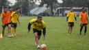 Striker Arema Cronus, Cristian Gonzales, saat berlatih ringan jelang laga Torabika Soccer Championship 2016 melawan PS TNI di Lapangan Kostrad, Bogor, Jawa Barat, Sabtu (30/7/2016). (Bola.com/Vitalis Yogi Trisna)