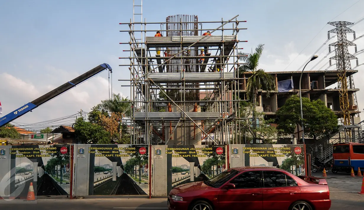 Sebuah mobil melintasi proyek pembangunan busway layang Ciledug-Tendean di kawasan Mampang, Jakarta, Kamis (6/8/2015). Pengerjaan tiang fondasi jalan layang Koridor XIII direncanakan rampung pada Agustus 2015 ini. (Liputan6.com/Yoppy Renato)