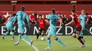 Pemain Mallorca, Takefusa Kubo, menggiring bola saat melawan Barcelona pada laga La Liga di Estadio de Son Moix, Minggu (14/6/2020). Barcelona menang dengan skor 4-0. (AP/Francisco Ubilla)