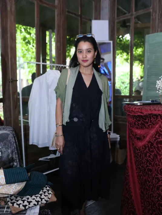 "Dia (Olivia) masih sendiri kan, belum nikah apalagi dia aktif dengan segala kegiatannya. Contohnya, katanya, anak saya kalau mau berenang dilempar aja, enggak usah diajarin. Ya, panik kan sebagai orangtua." jelas Marcella. (Nurwahyunan/Bintang.com)