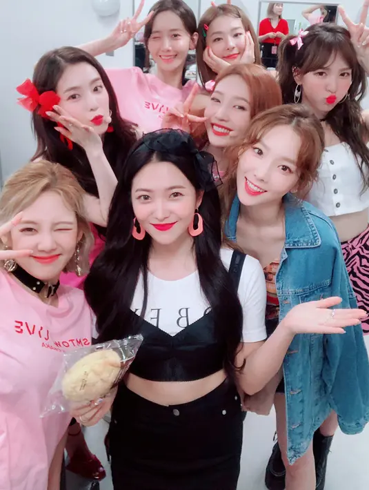 Meski terasa canggung, Hyoyeon sendiri miliki hubungan yang sangat akrab satu sama lain. (instagram/watasiwahyo)