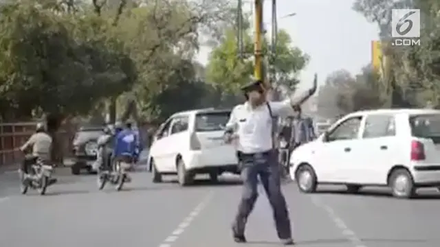 Polisi asal India melakukan hal tak biasa saat mengatur lalu lintas