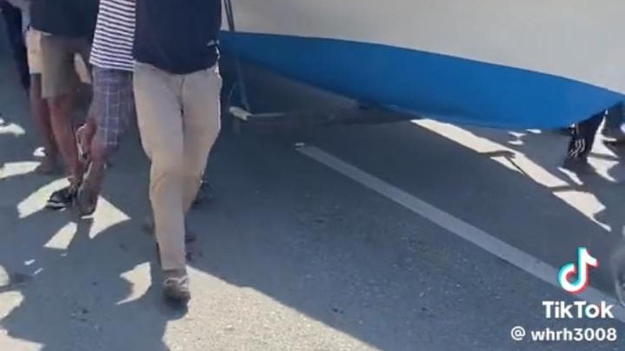 Sempat Viral karena Terombang Ambing di Lautan bersama Anaknya, Intip Proses Penurunan Perahu Baru Pak Aco