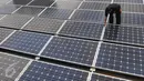 Seorang petugas memeriksa panel surya di kantor Kementrian ESDM, Jakarta, Rabu (2/3/2016). Dalam APBN 2016, Kementerian ESDM mengalokasikan dana sebesar Rp 1,4 triliun untuk pengembangan aneka energi terbarukan. (Liputan6.com/Gempur M Surya)
