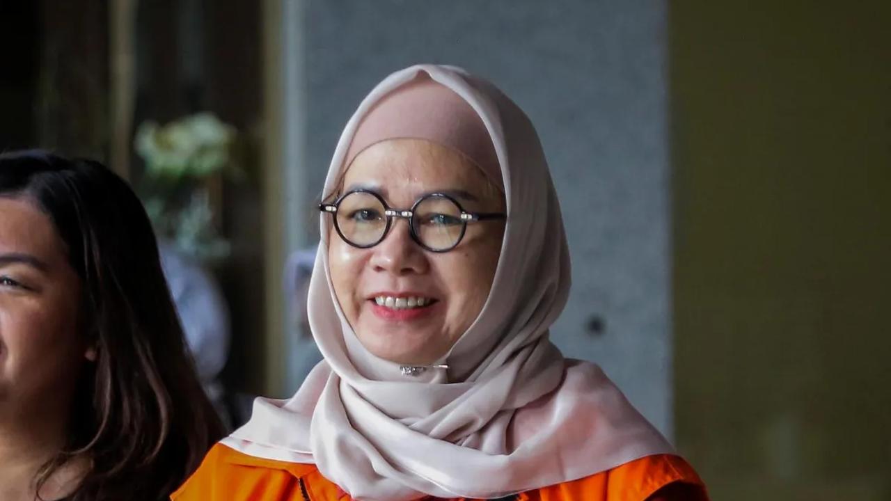 Tersangka mantan Direktur Utama PT Pertamina Galaila Karen Kardinah alias Karen Agustiawan menandatangani perpanjangan masa tahanan di Gedung Merah Putih KPK.