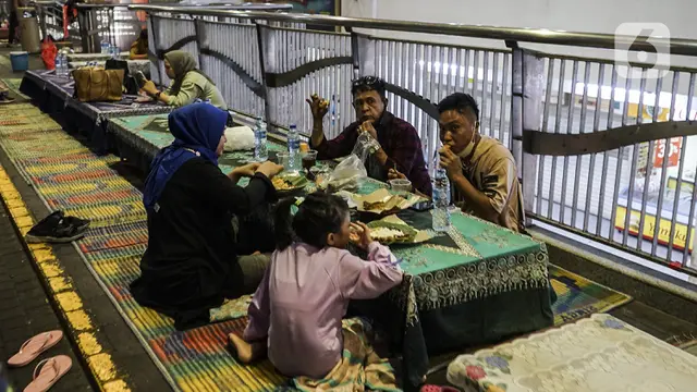 FOTO: Berkah Ramadhan untuk Pedagang Makanan Pinggir Jalan