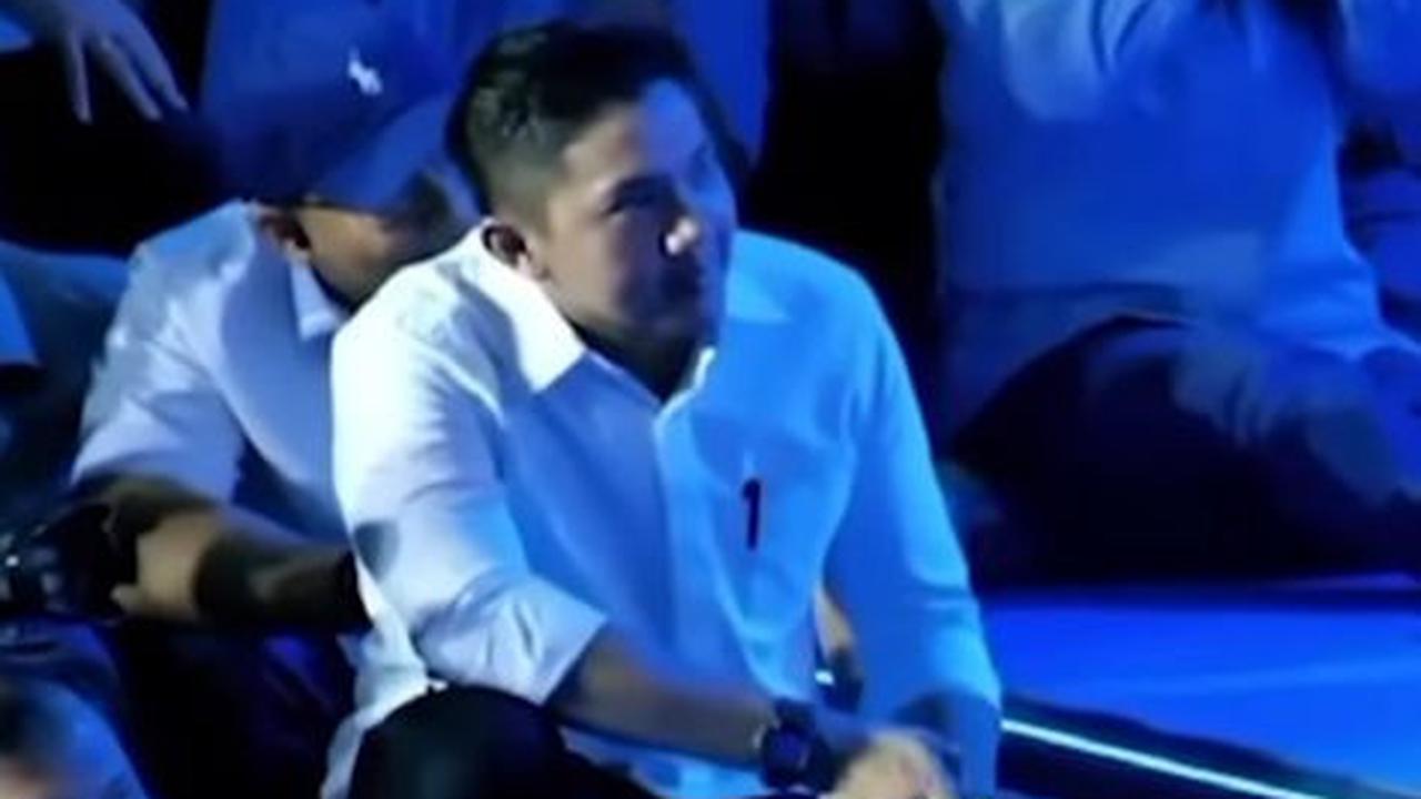 Menyadari hal tersebut, Prabowo kemudian berkelakar dan menyebut jika ia bersyukur saat ini Teddy masih aktif sebagai anggota TNI.