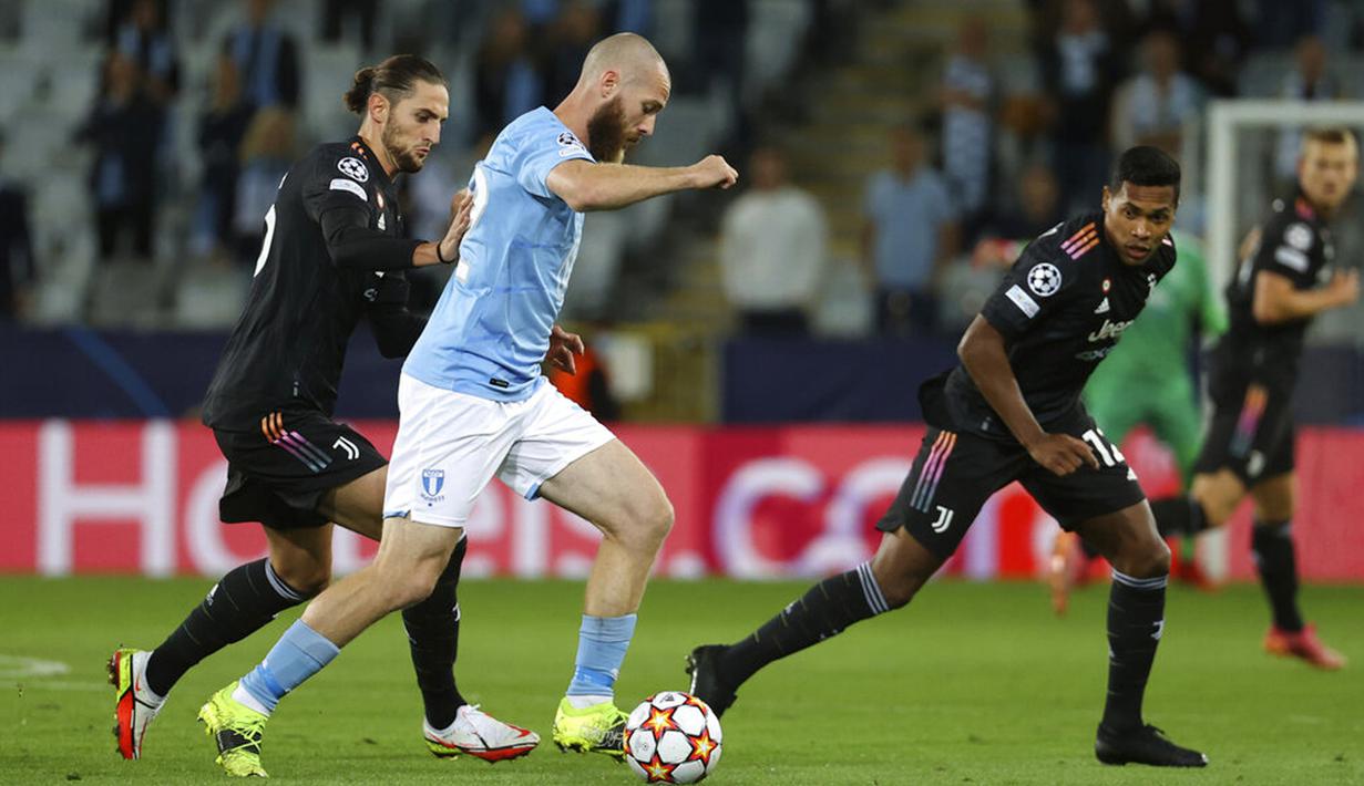 Pemain Malmo Jo Inge Berget (tengah) berebut bola dengan pemain Juventus Adrien Rabiot (kiri) dan Alex Sandro pada pertandingan Grup H Liga Champions di Malmo New Stadium, Malmo, Swedia, Selasa (14/9/2021). Juventus menang 3-0. (Andreas Hillergren/TT News Agency via AP)
