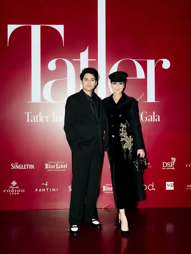 Beda Pesona Mahal Luna Maya Kenakan Busana Velvet, Cara Effortless untuk Tampil Mewah