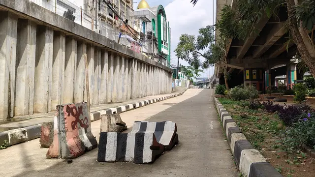 Jalan depan kanwil DKI ditutup untuk parkiran