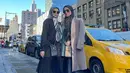 Berlatar gedung tinggi di New York, Olla Ramlan kembali mengenakan salah satu koleksi dari Vivi Zubaedi. Yakni atasan berwarna hijau yang dipadukan dengan oversized blazer berwarna cokelat dan oversized pants berwarna abu-abu. Main trendi dengan kacamata hitam. (instagram/ollaramlan)