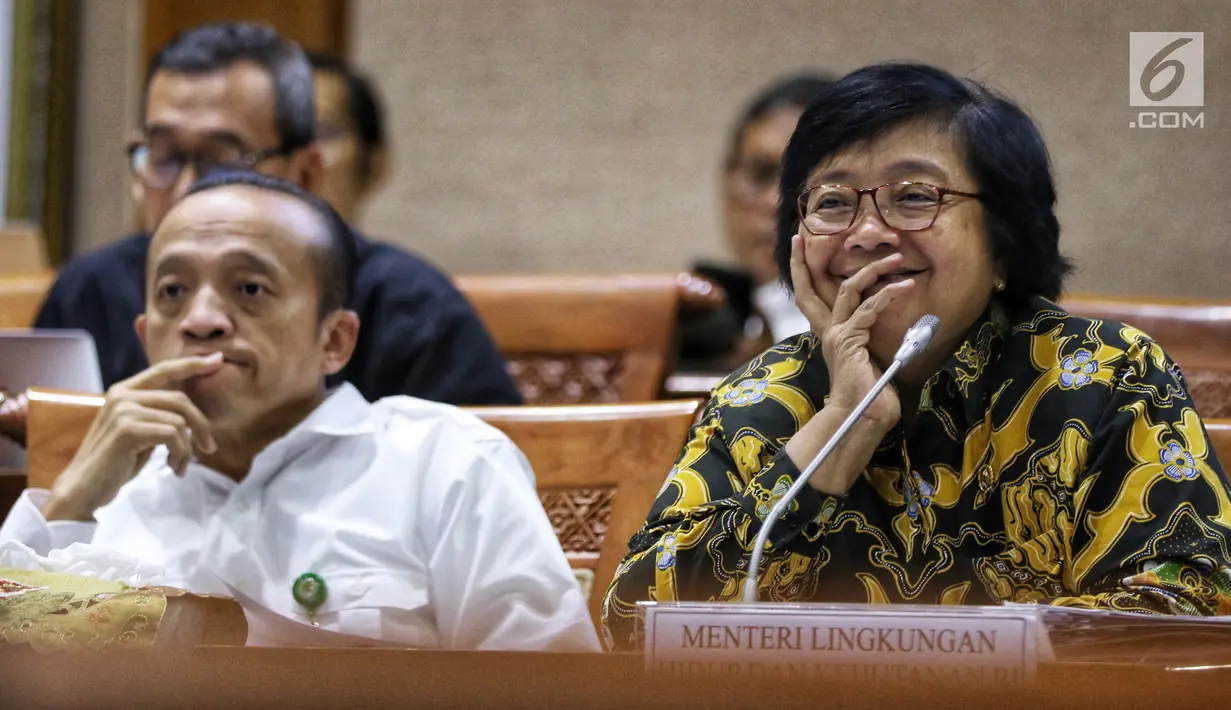 Menteri Lingkungan Hidup dan Kehutanan (LHK) Siti Nurbaya Bakar (kanan) saat rapat kerja dengan Komisi VII DPR di Gedung DPR, Jakarta, Rabu (15/5/2019). Komisi VII DPR meminta pemerintah segera melakukan upaya antisipasi penanganan sampah plastik secara serius. (Liputan6.com/JohanTallo)