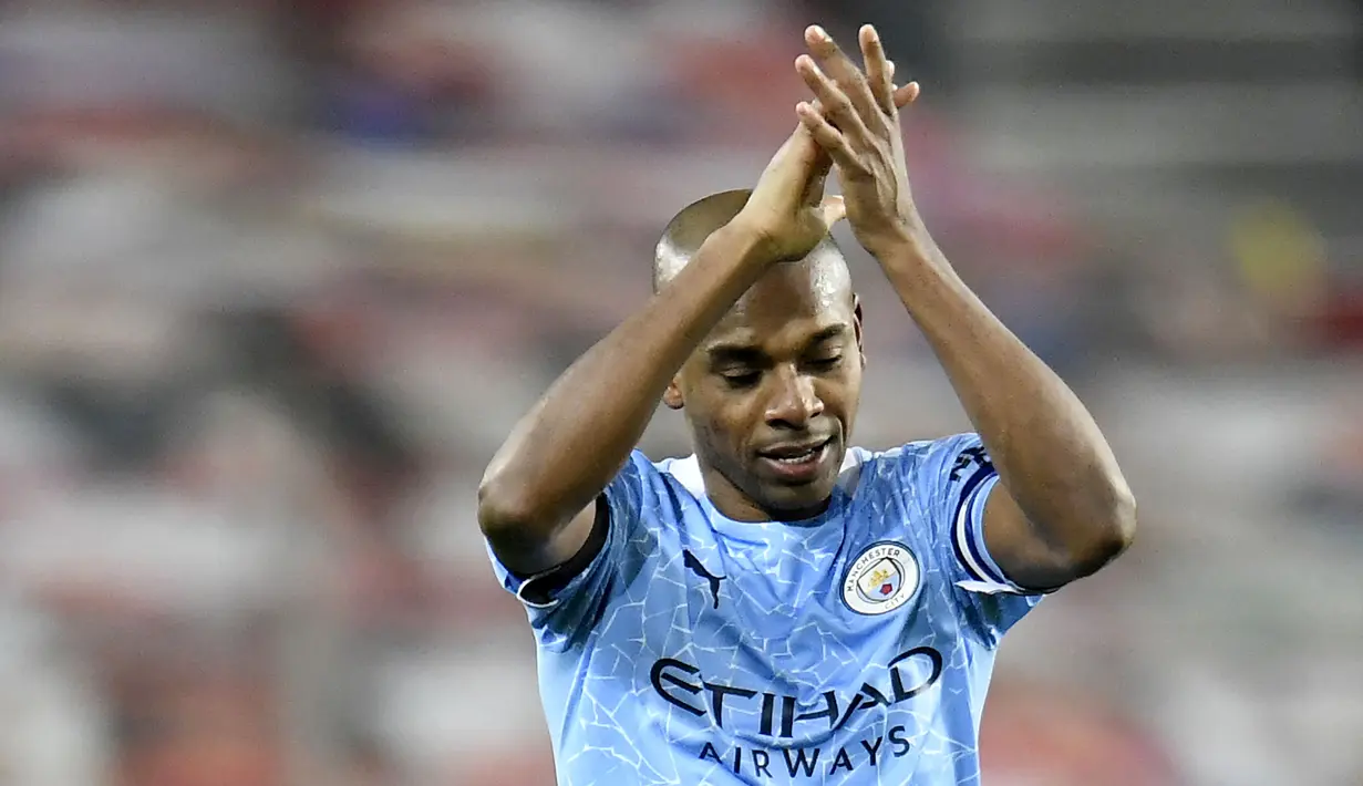 Fernandinho - Gelandang andalan Manchester City ini merupakan salah satu pilar kejayaan The Citizen era Pep Guardiola. Sejak bergabung pada 2013, ia tecatat telah dimainkan sebanyak 246 kali di Liga Inggris. (AFP/Peter Powell)