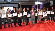 Founder & Chairman MarkPlus, Inc. Hermawan Kartajaya berbincang dengan penerima penghargaan untuk brand atau merek dengan nilai rekomendasi dalam acara WOW Brand Festive Day di Jakarta, Kamis (8/3). (Liputan6.com/Immanuel Antonius)