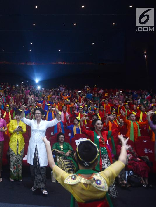 Penari dengan baju kebaya menari ondel-ondel di Auditorium CGV Cinemas, Grand Indonesia, Jakarta, Sabtu (21/4). Acara ini menyuguhkan ragam seni budaya tradisional dari berbagai daerah. (Merdeka.com/Imam Buhori)