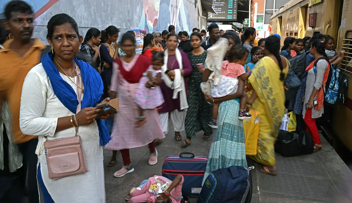Orang-orang menunggu untuk menaiki kereta api menuju kampung halaman mereka di sebuah stasiun kereta api di Chennai pada tanggal 18 April 2024. (R. Satish BABU/AFP)