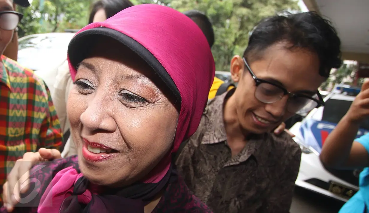 Aryani Soenarto mendampingi anaknya, Ario Kiswinar membuat laporan di Polda Metro Jaya, Jakarta, Jumat (30/9). Kiswinar dan Aryani juga membuat laporan yang diduga Mario Teguh, telah melanggar UU ITE dan Penyiaran. (Liputan6.com/Immanuel Antonius)