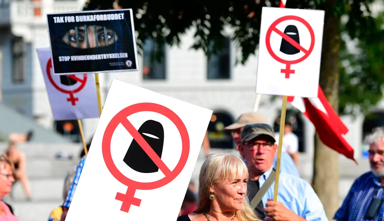 Demonstran melakukan protes larangan penggunaan cadar di Kopenhagen, Denmark, Rabu (1/8). Para perempuan yang mengenakan cadar di tempat umum akan dikenakan denda sebesar 160 dolar AS atau Rp2,2 juta. (Mads Claus Rasmussen/Ritzau Scanpix via AP)