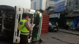 Truk Kontainer Terguling Tabrak Separator Busway di Tambora