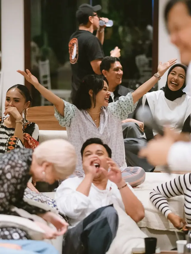 Momen Seru Buka Bersama para Musisi di Rumah Ariel Noah