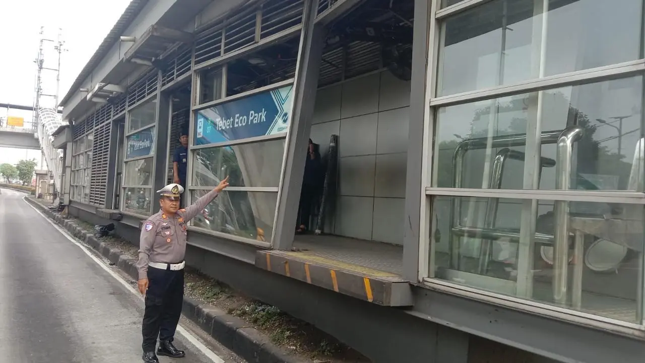 Truk bermuatan menghantam Halte TransJakarta Tebet Eco Park arah Pluit pada Kamis (25/6/2026).