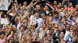Ribuan wartawan berkumpul di Press Syndicate, Kairo, Rabu (4/5). Mereka menuntut pembebasan seluruh wartawan yang ditangkap, permohonan maaf dari Presiden Mesir dan menyerukan pemecatan Menteri Dalam Negeri Magdy Abdel Ghaffar. (REUTERS/Staff)